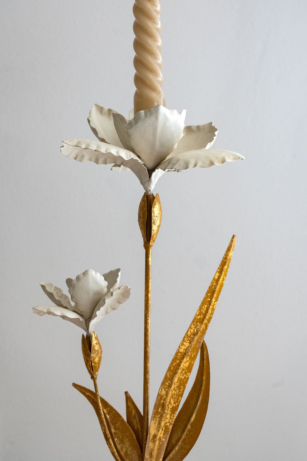 Detalle Candelabro Dorado Y Blanco Diseño Flor De Iris Cristina Oria