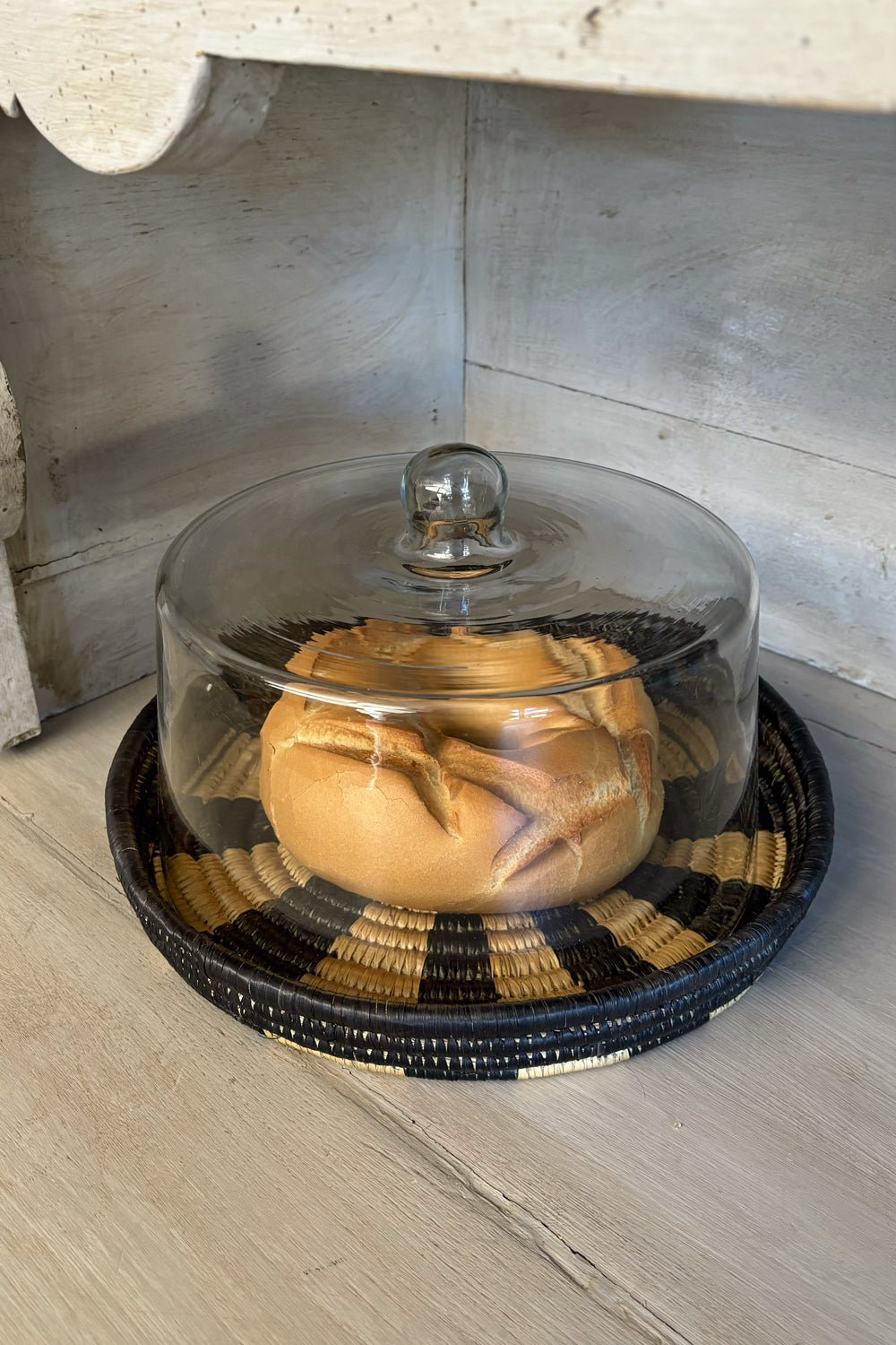 Quesera Redonda Con Base De Mimbre Y Tapa De Cristal Cristina Oria