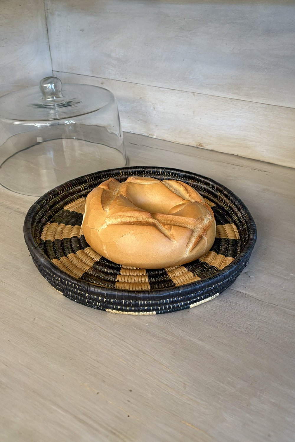 Detalle Quesera Redonda Con Base De Mimbre Y Tapa De Cristal Cristina Oria