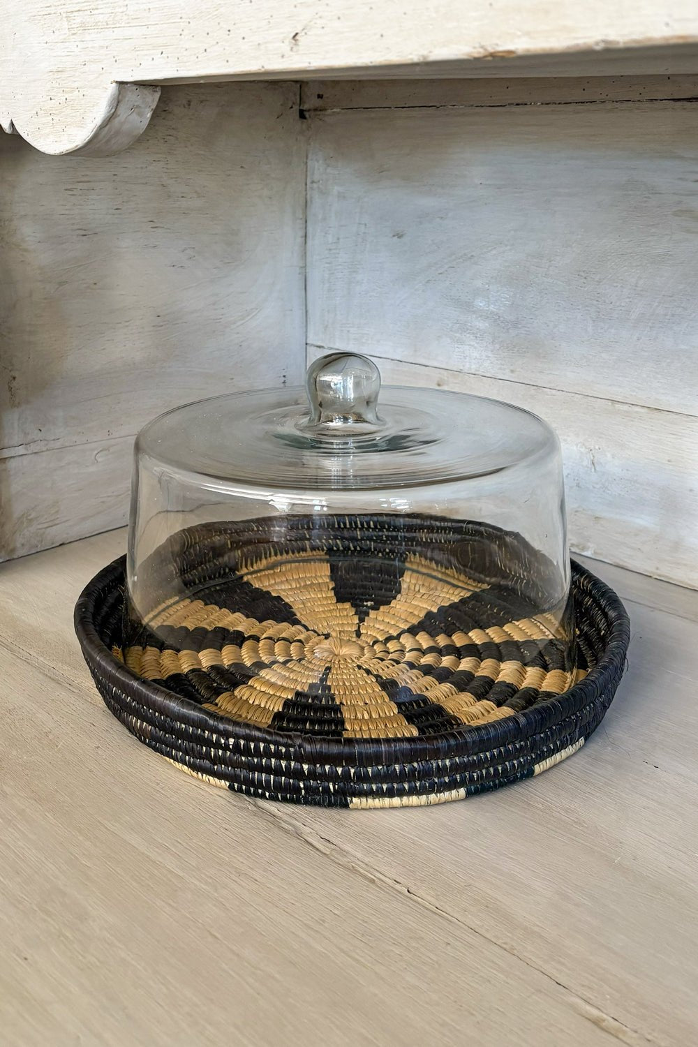 Detalle Cerrada Quesera Redonda Con Base De Mimbre Y Tapa De Cristal Cristina Oria