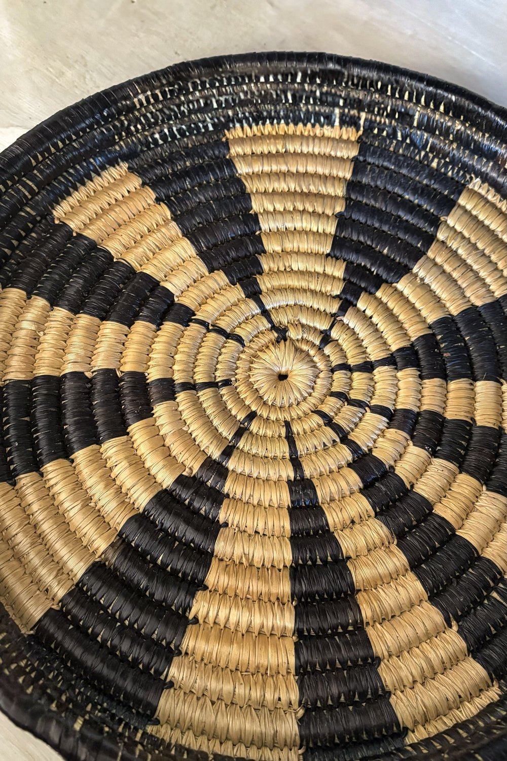 Detalle Base Quesera Redonda Con Base De Mimbre Y Tapa De Cristal Cristina Oria