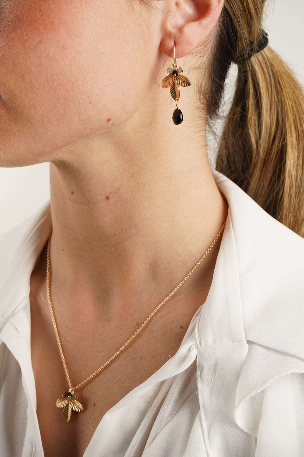 Detalle Puestos Combinación Collar & Pendientes Dorados Diseño Turmalinas Y Onyx Negra Cristina Oria