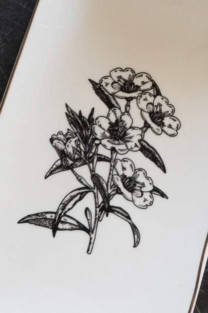 Vassoio in bianco e nero con disegno floreale