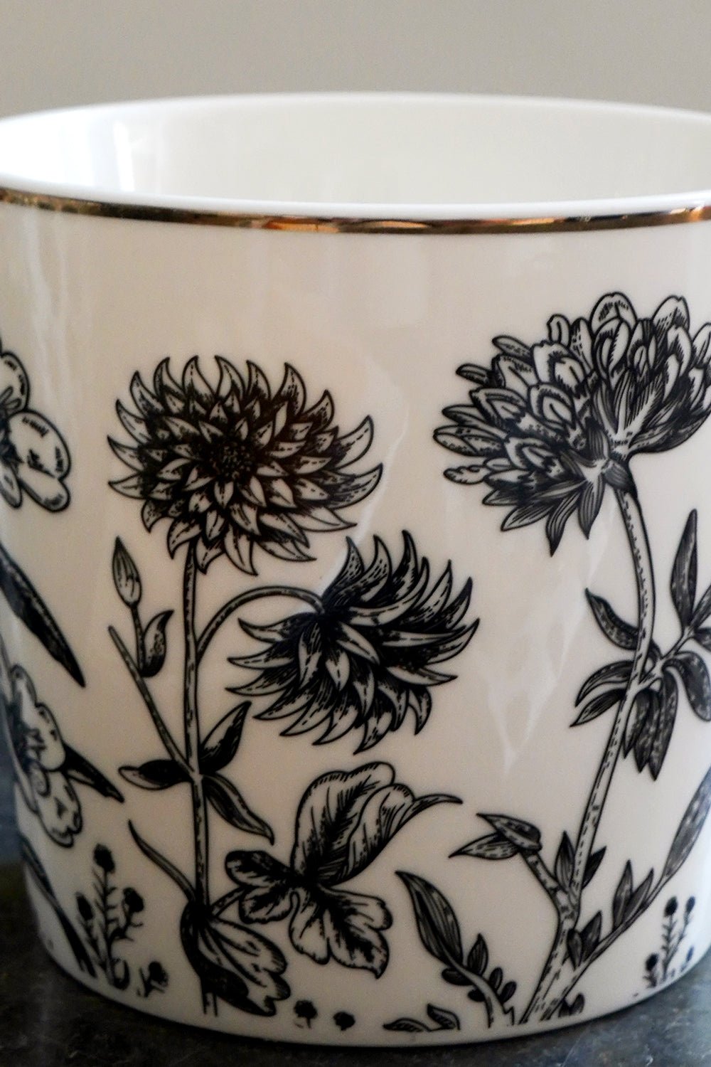 Tazza in bianco e nero con disegno floreale