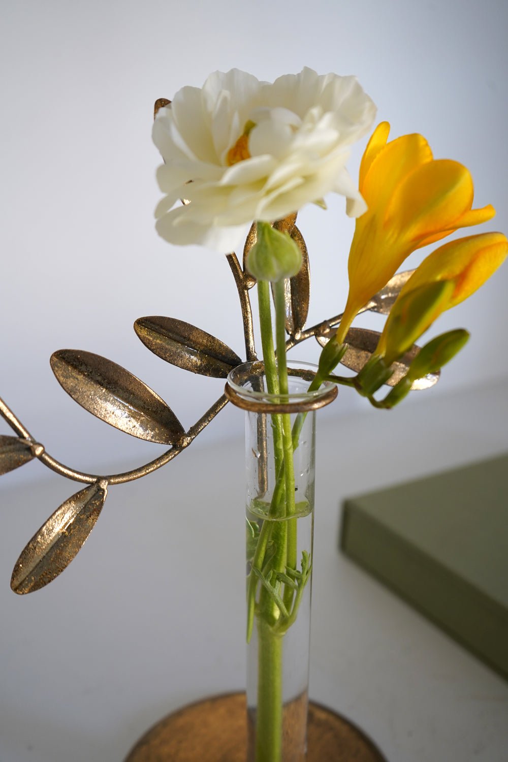 Detalle Frasco Florero De Metal Dorado Con Diseño De Planta Cristina Oria