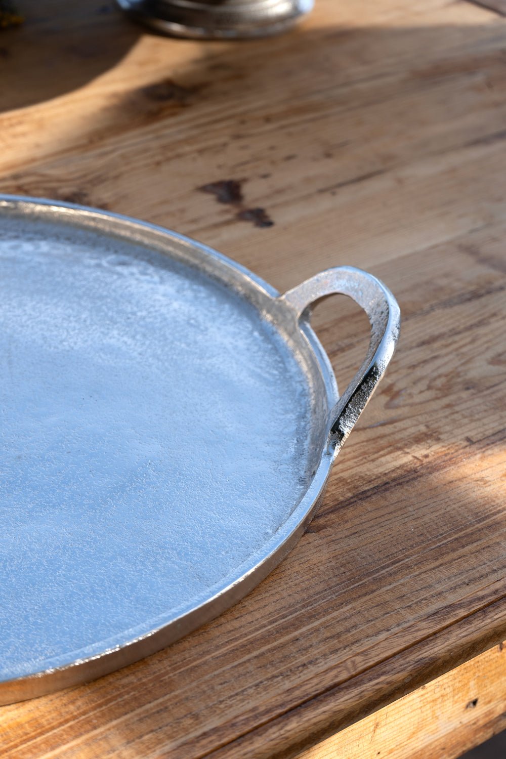 Detalle Asa Bandeja Plateada Redonda Con Asas Cristina Oria