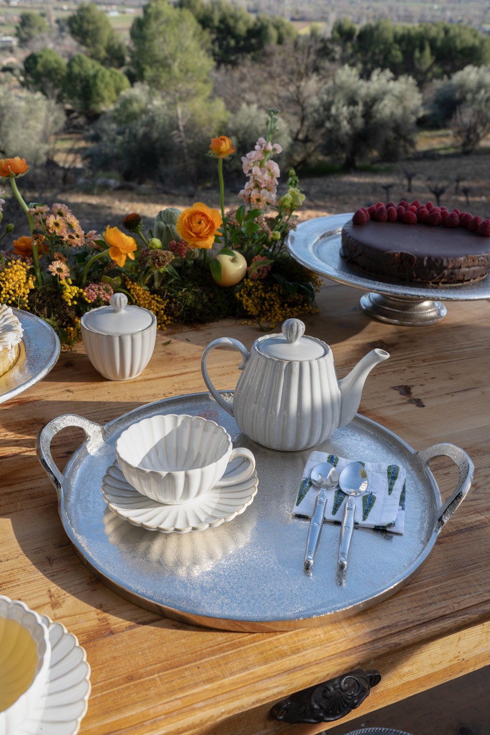 Detalle Bandeja Plateada Redonda Con Asas Cristina Oria