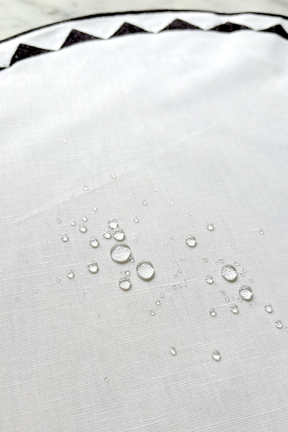 Detalle Impermeable Individual Redondo Impermeable Con Diseño De Sol Blanco Y Negro Cristina Oria