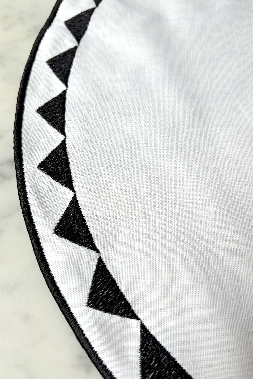 Detalle Borde Individual Redondo Impermeable Con Diseño De Sol Blanco Y Negro Cristina Oria