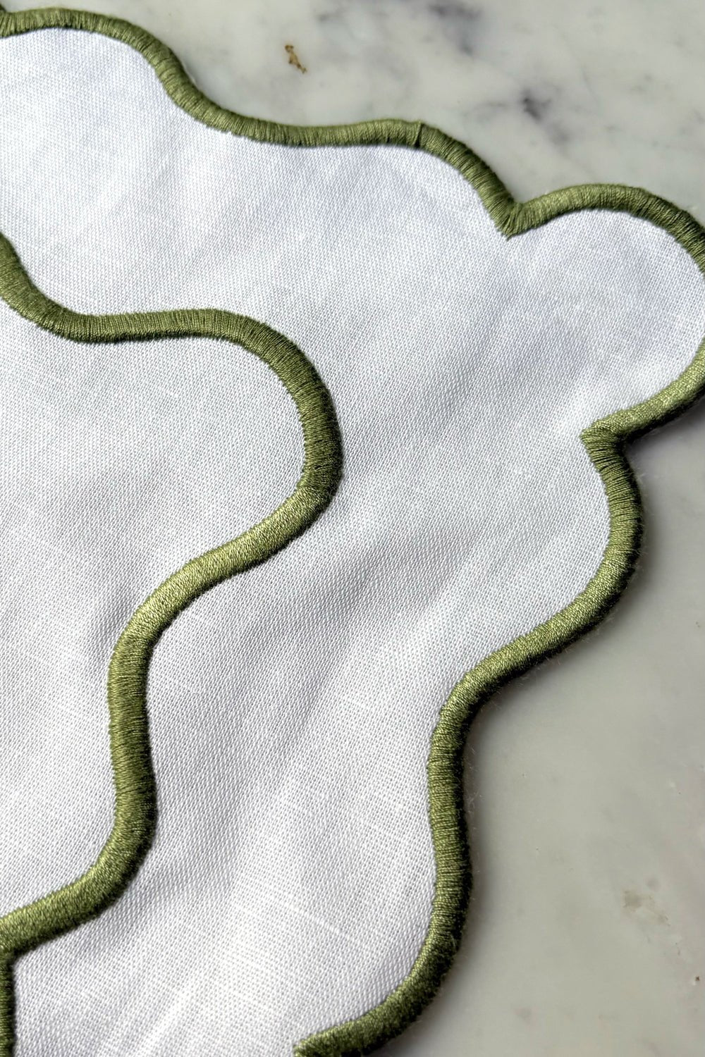 Detalle Individual Impermeable Blanco Con Borde Ondulado Verde Cristina Oria