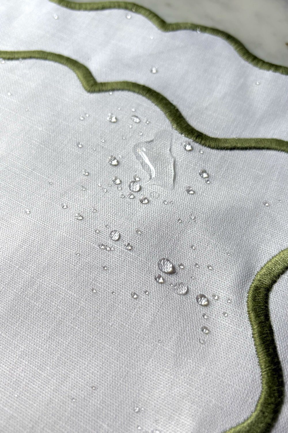 Detalle Impermeable Individual Impermeable Blanco Con Borde Ondulado Verde Cristina Oria