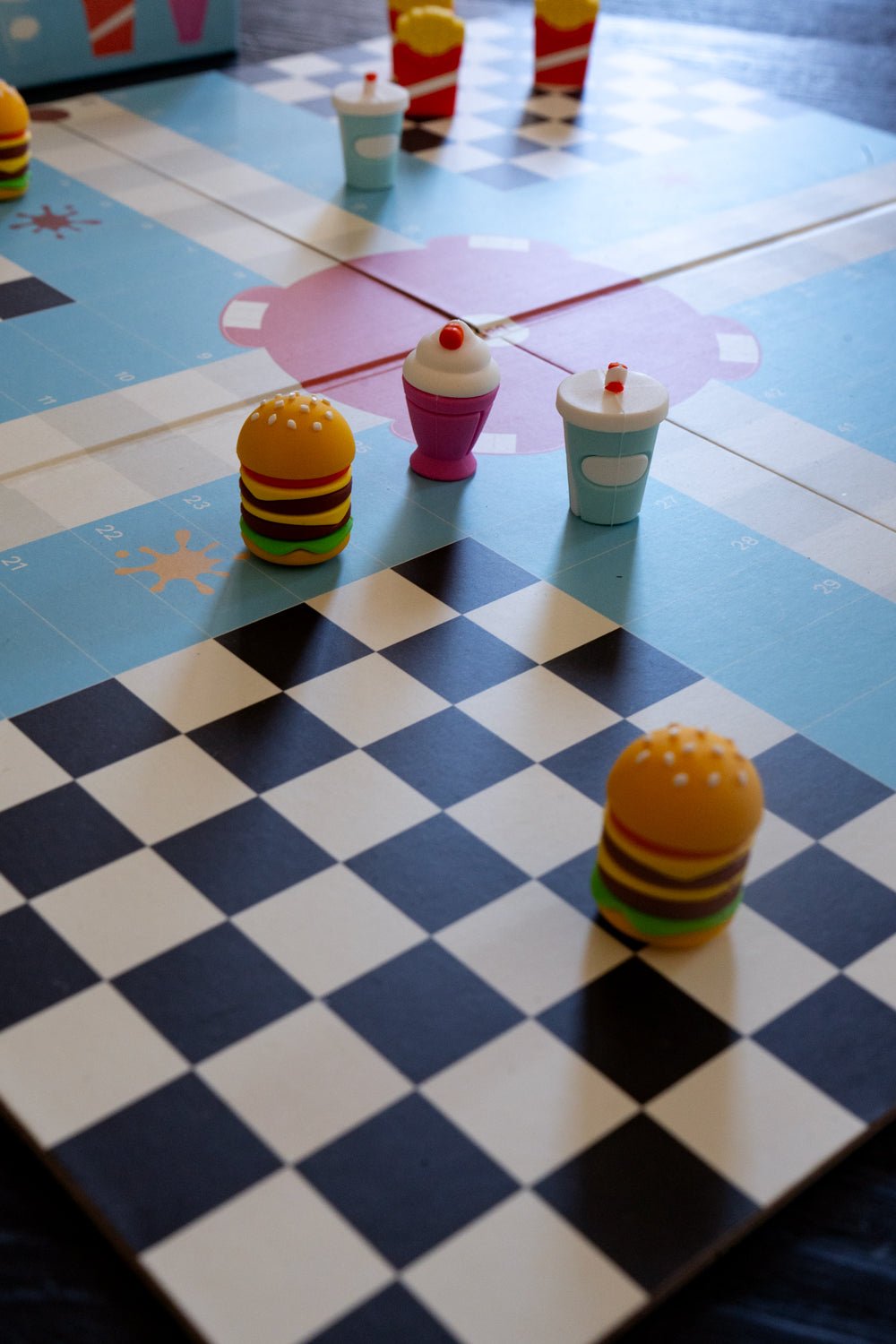 Detalle Tablero Parchís Con Diseño De Comida Rápida Cristina Oria