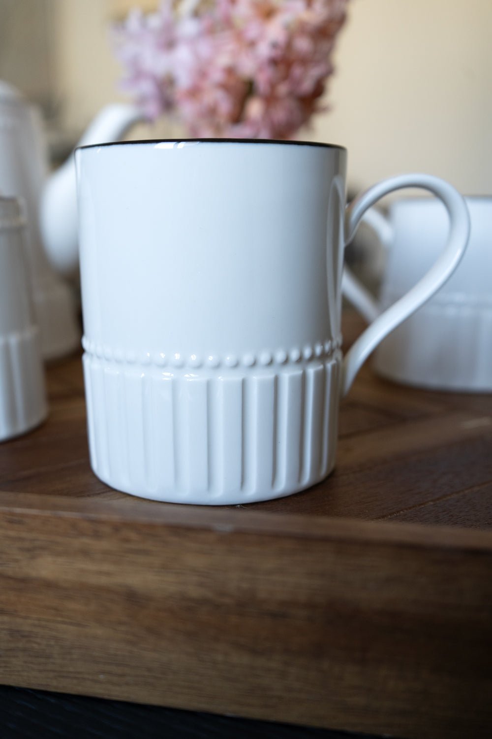 Detalle Taza De Porcelana Blanca Con Filo Negro Cristina Oria