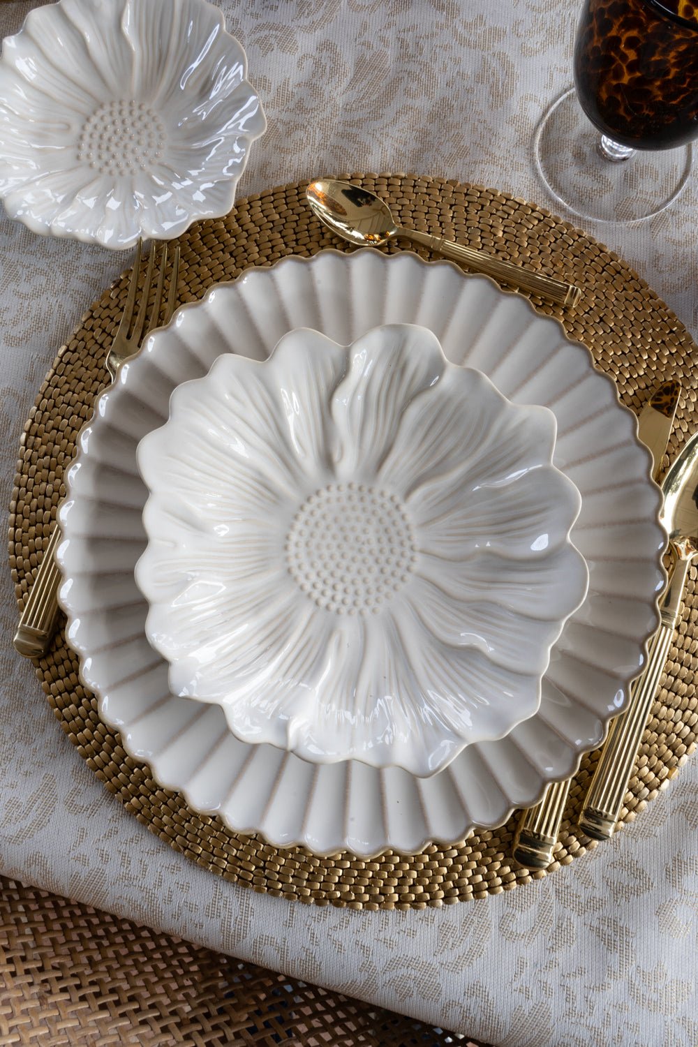 Plato De Postre Con Diseño De Flor Blanca Cristina Oria