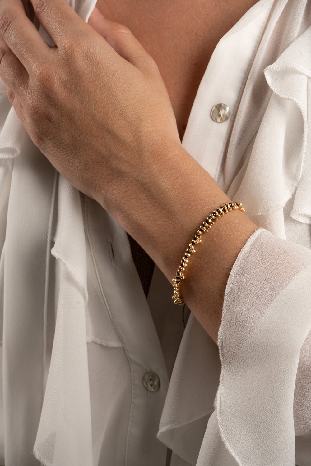 Detalle Puesta Pulsera Dorada Ajustable Cristina Oria