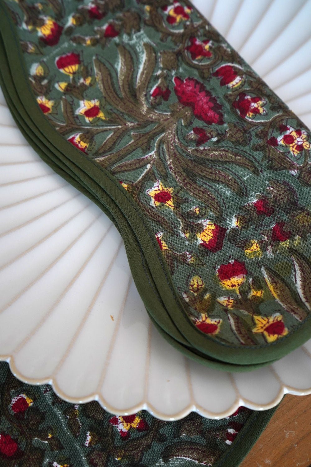 Detalle Borde Ondulado Servilleta Flores Verdes Cristina Oria