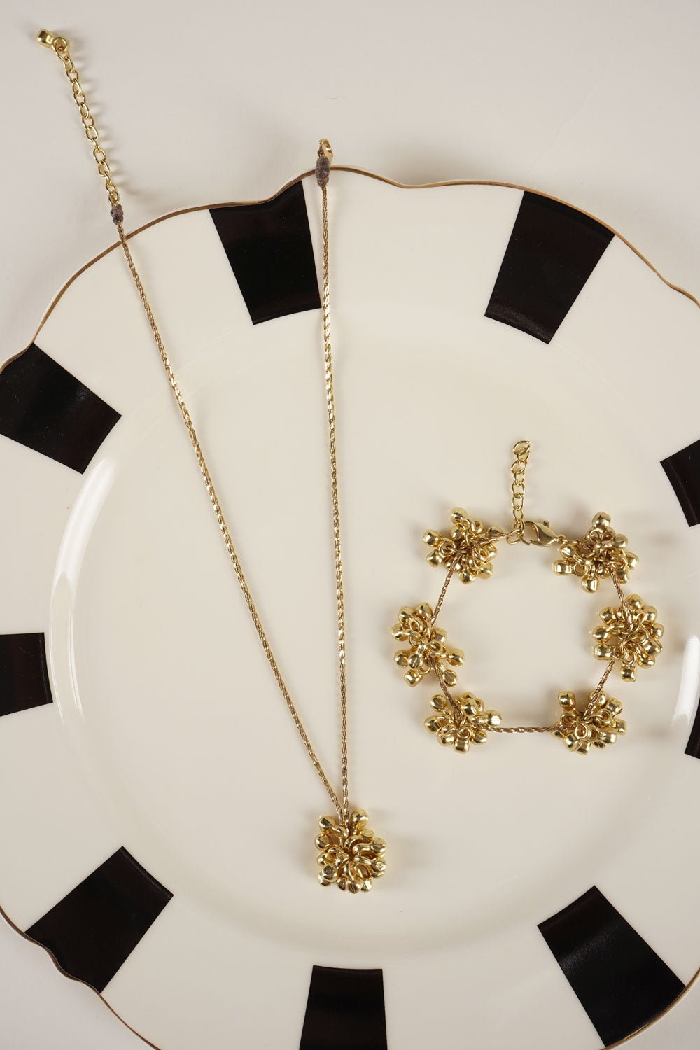 Detalle Vajilla Combinación Pulsera & Collar Dorado Con Borlones Cristina Oria