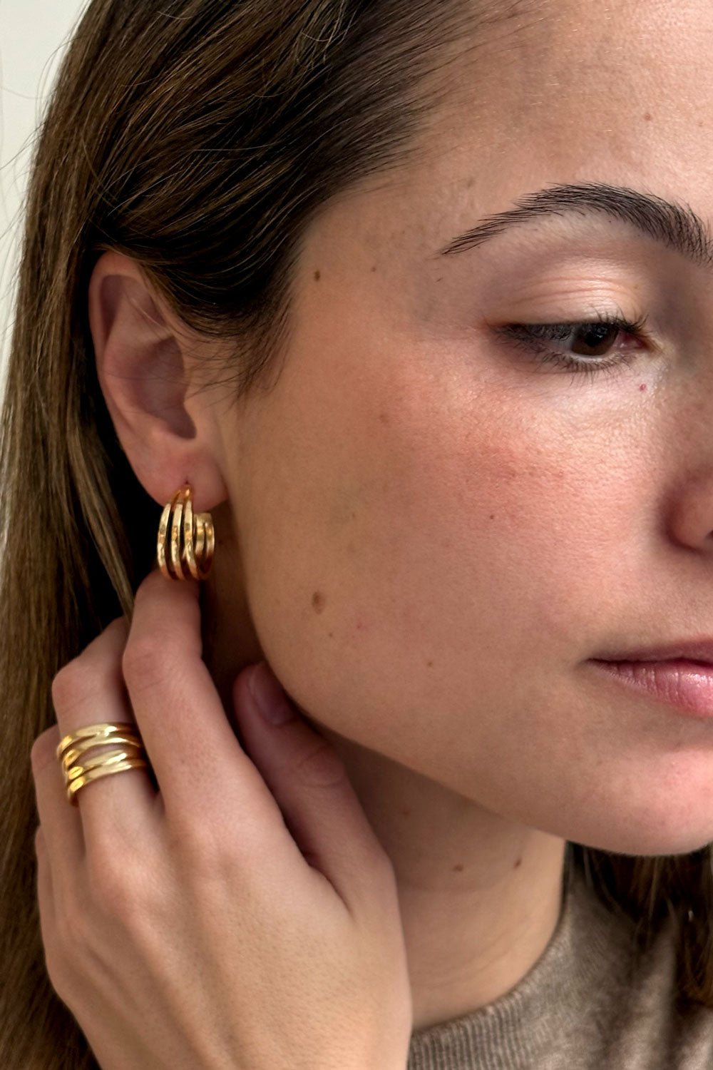 Detalle Puestos Pendientes Combinación Anillo & Pendientes Argollas Cristina Oria