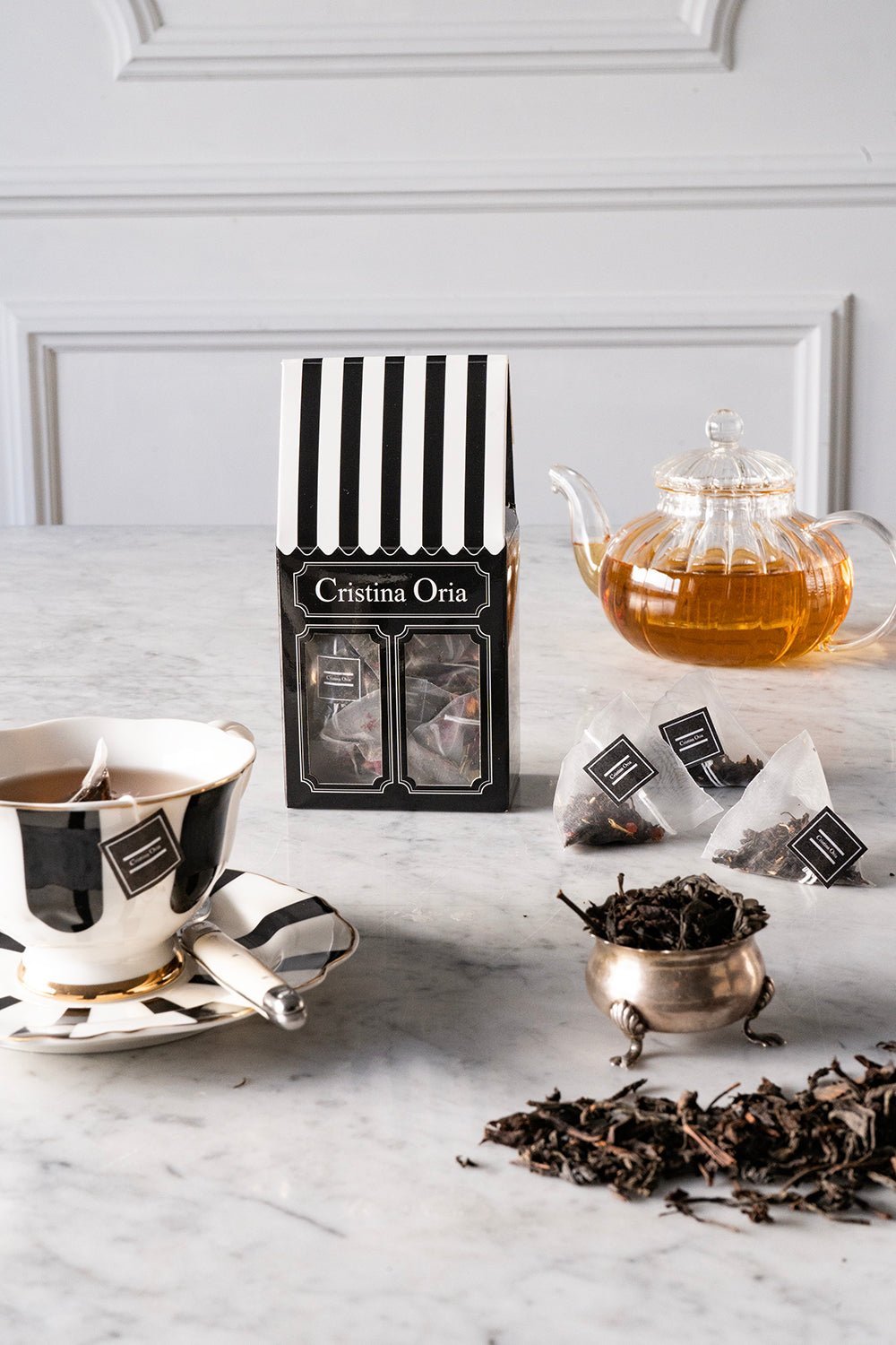 Detalle Té Bolsa Dulce con Tetera Puntos CO & Taza y Plato CO Cristina Oria