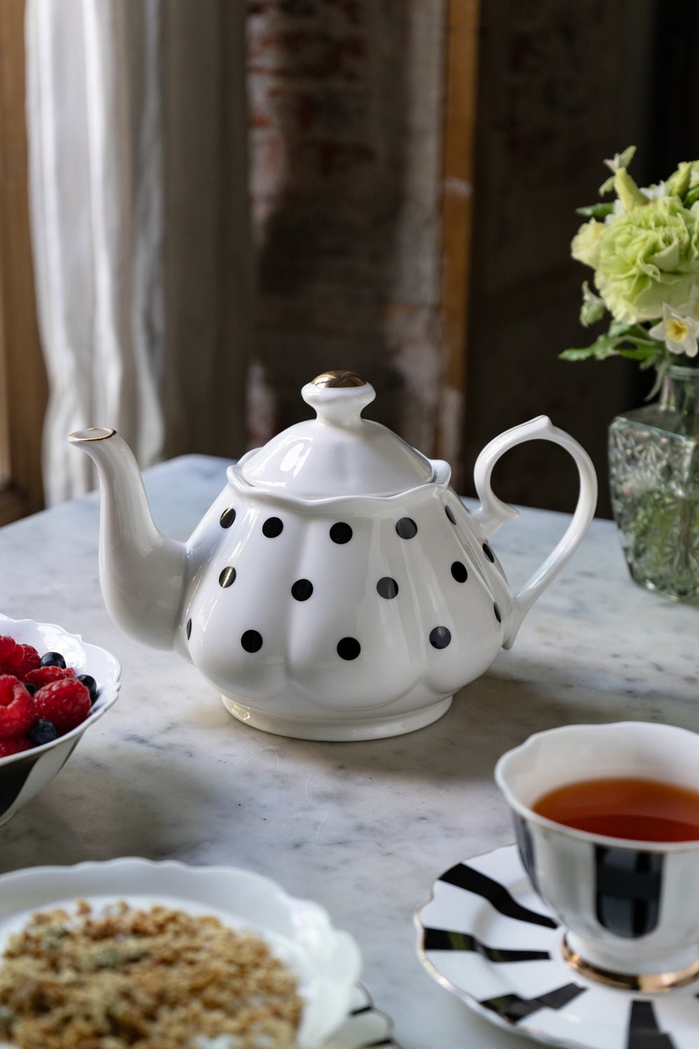 Detalle Tetera Bolsa Dulce con Tetera Puntos CO & Taza y Plato CO Cristina Oria