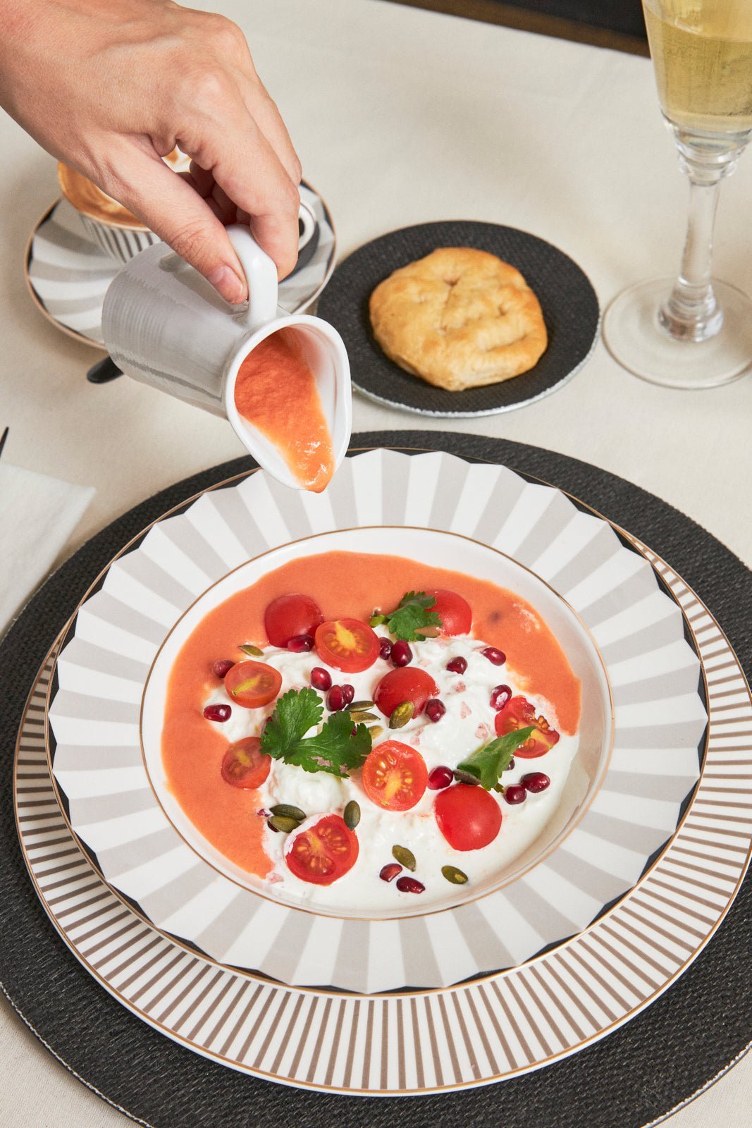 Service vaisselle blanc et gris avec tasses 4 personnes