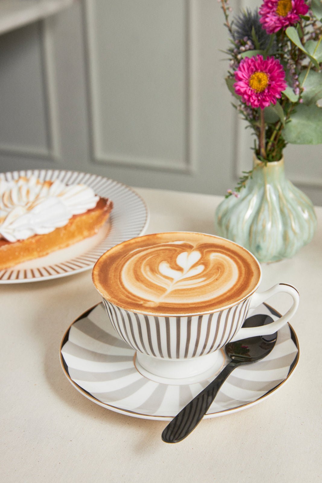 Service vaisselle blanc et gris avec tasses 4 personnes