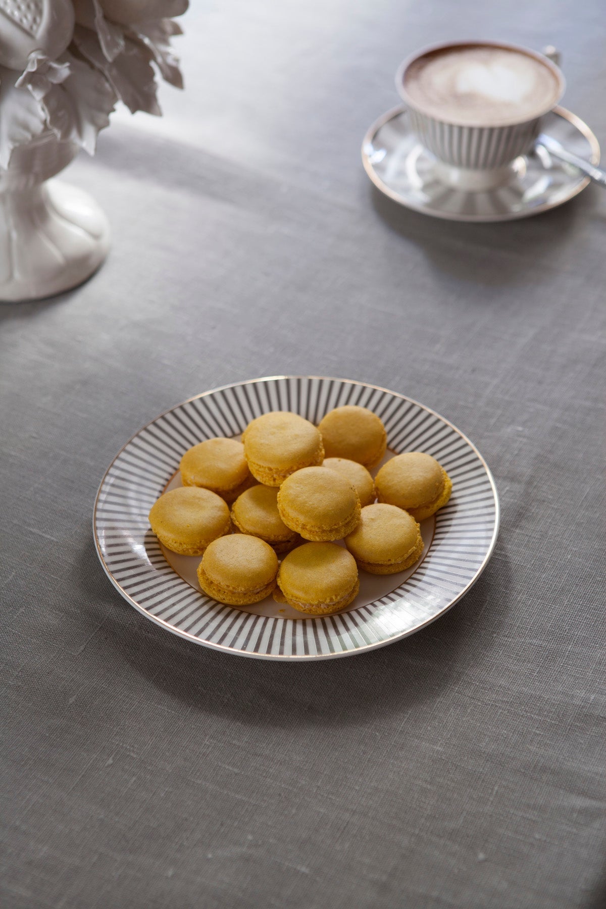 Service vaisselle blanc et gris avec tasses et sous-assiettes 4 personnes