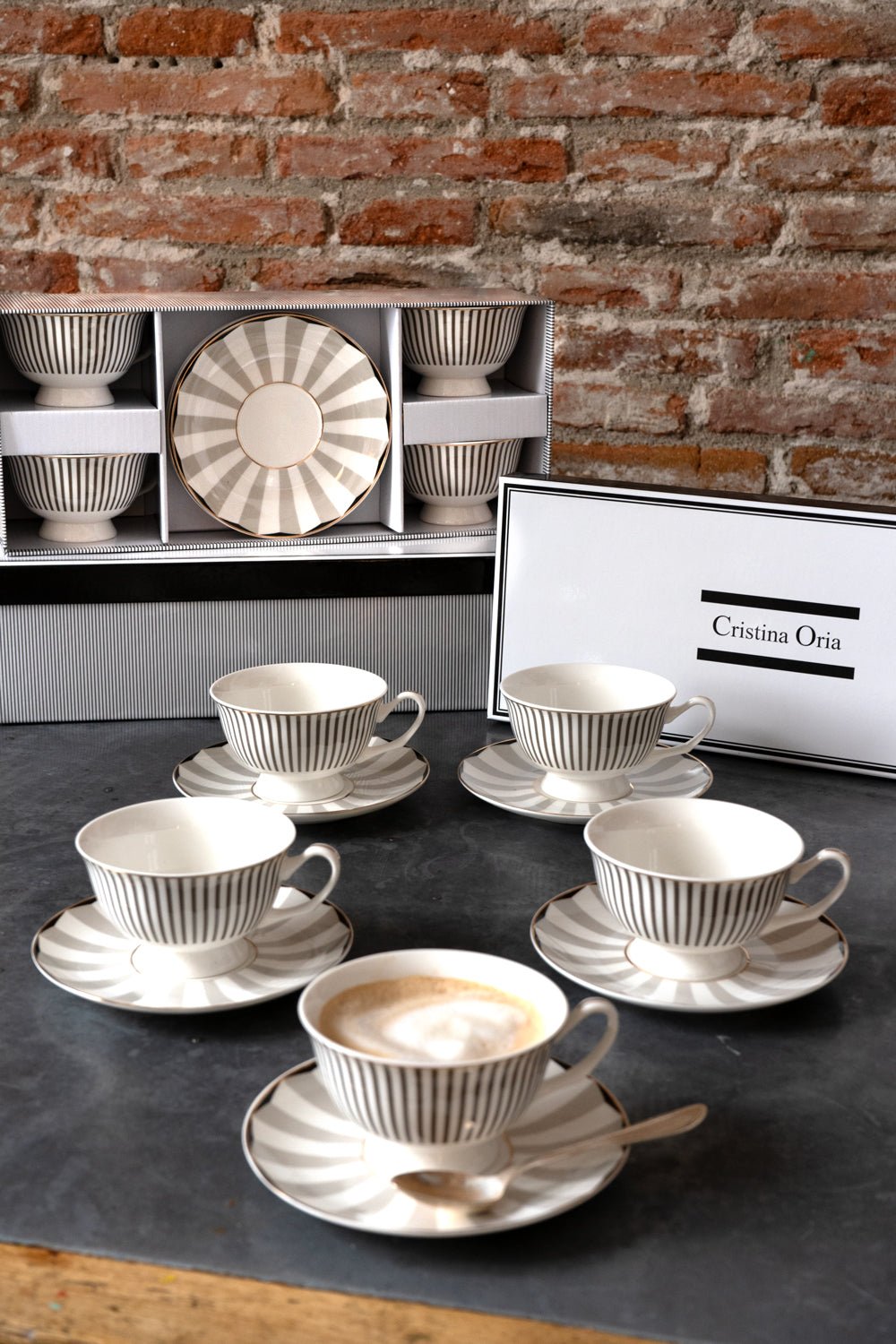 Detalle Tazas Vajilla Blanca Y Gris Completa 4 Personas Cristina Oria