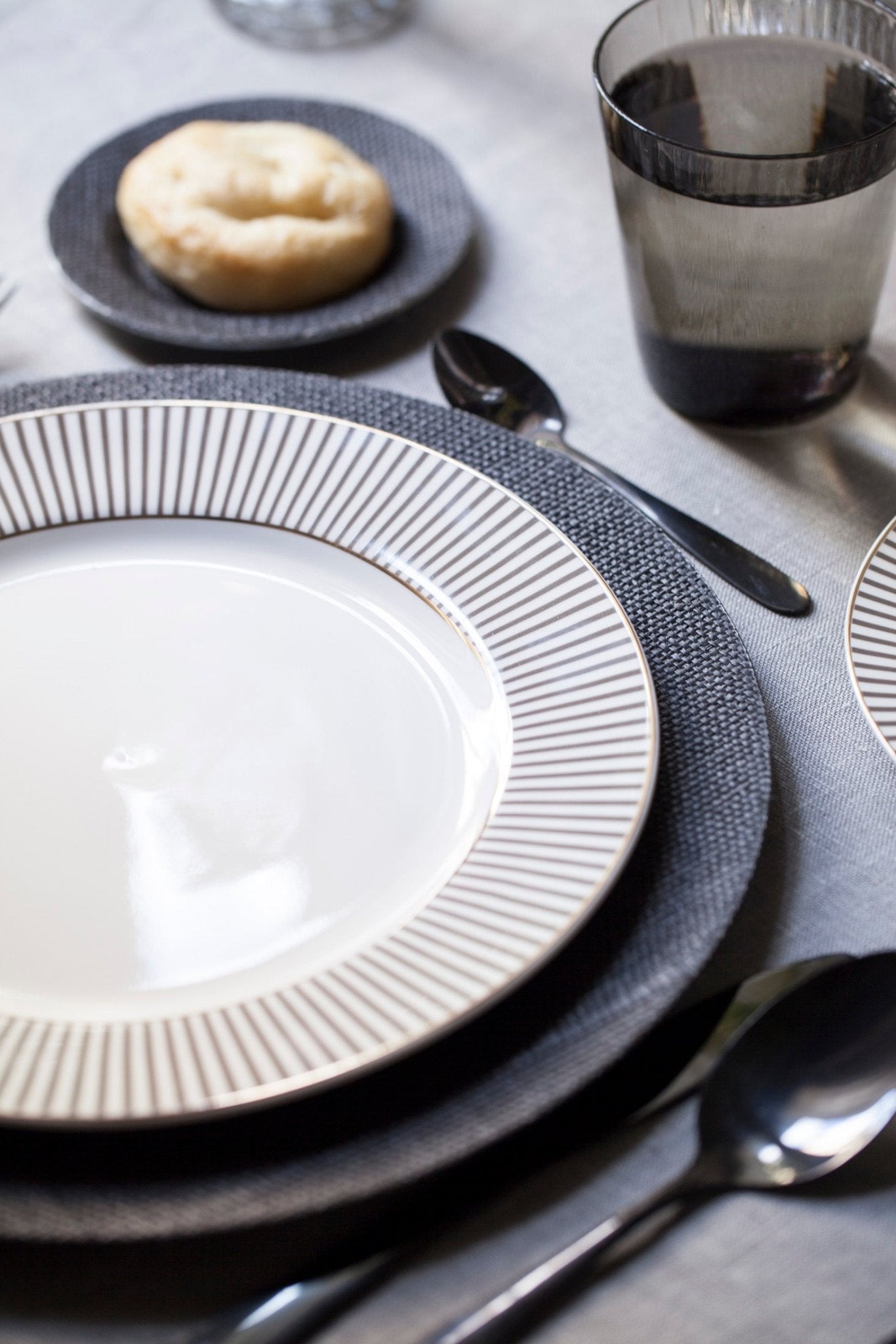 Detalle Plato Llano Vajilla Blanca Y Gris Completa 4 Personas Cristina Oria