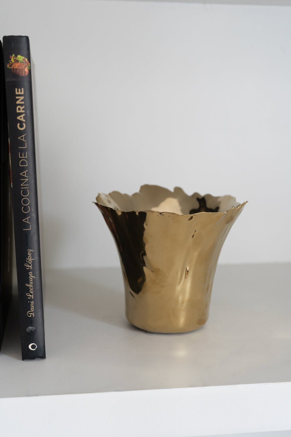Jarrón Dorado Con Diseño Irregular - Cristina Oria
