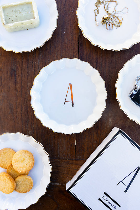 bandeja con borde ondulado inicial a cristina oria