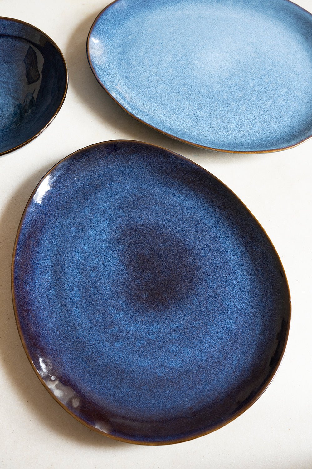 Fuente De Gres Con Filo Envejecido Azul - Cristina Oria