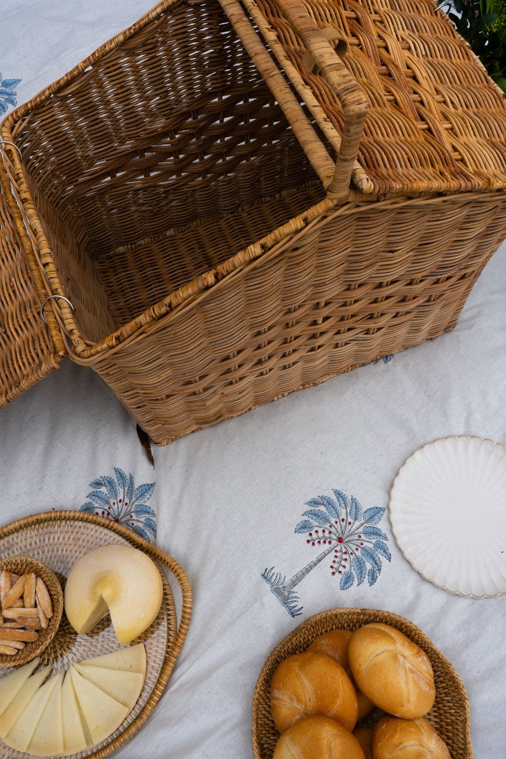 Cesta De Picnic De Ratán Con Asa Y Tapa - Cristina Oria