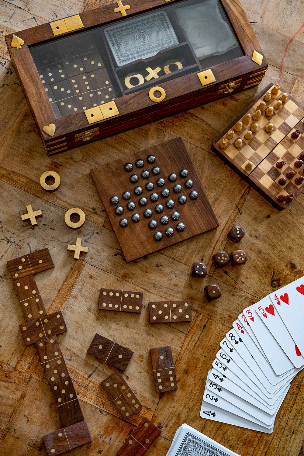 Seis Juegos De Mesa En Caja De Madera Y Cristal - Cristina Oria