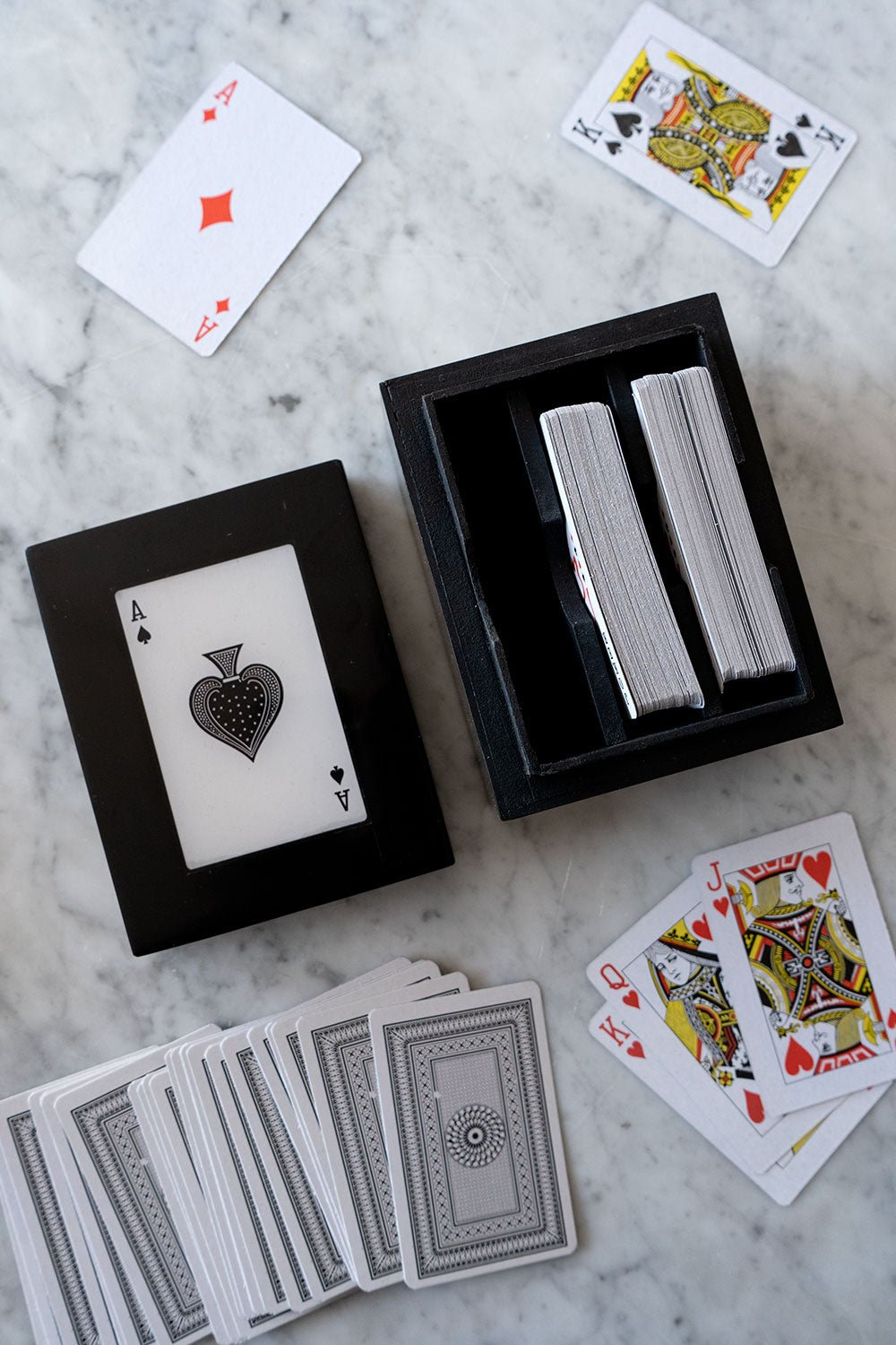 Caja De Madera Negra Con Juegos De Cartas – Cristina Oria