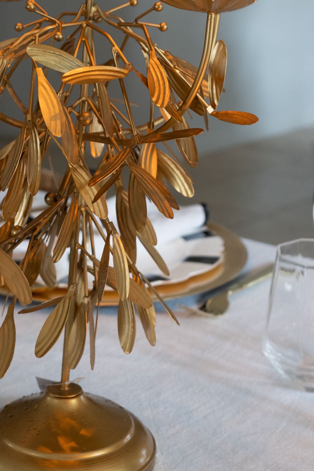 Candelabro 5 Velas Con Diseño De Hojas Doradas - Cristina Oria