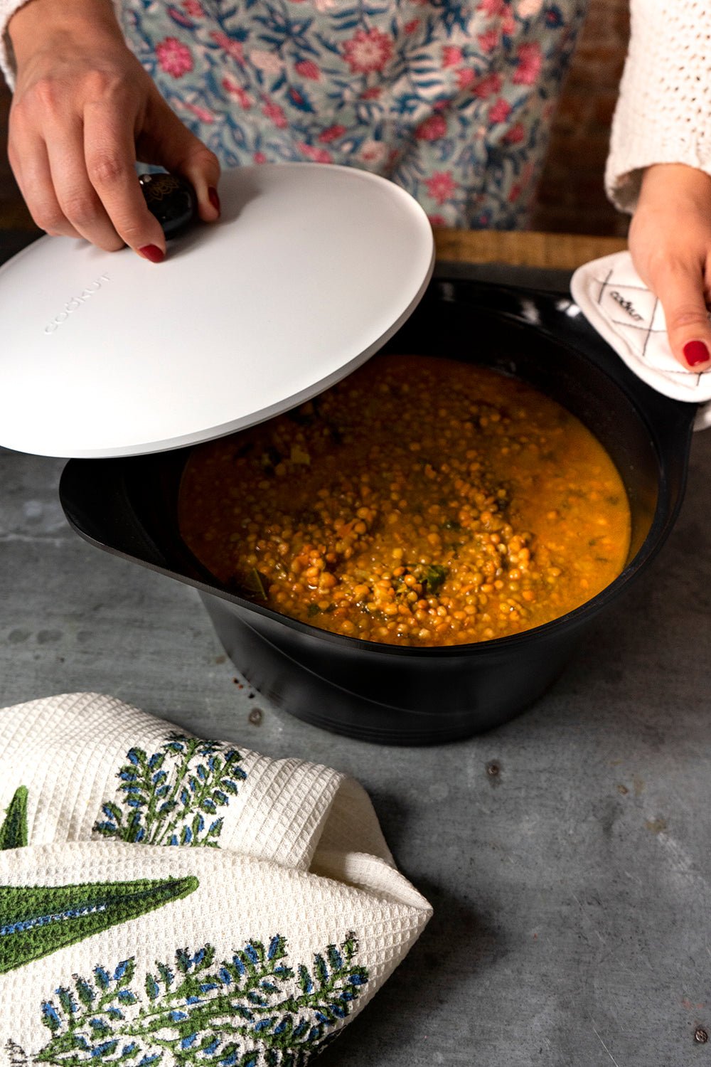 Cocotte Negra Con Tapa Blanca Pequeña - Cristina Oria