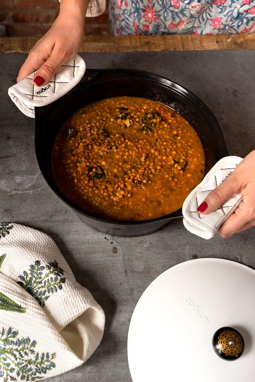 Cocotte Negra Con Tapa Blanca Pequeña - Cristina Oria