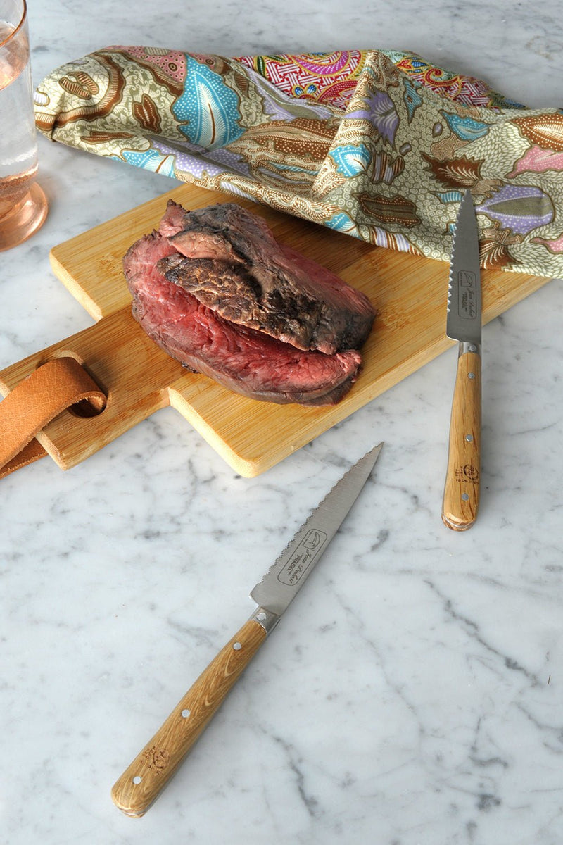 Cuchillo de carne para mesa con motivo flor y mango en madera de olivo