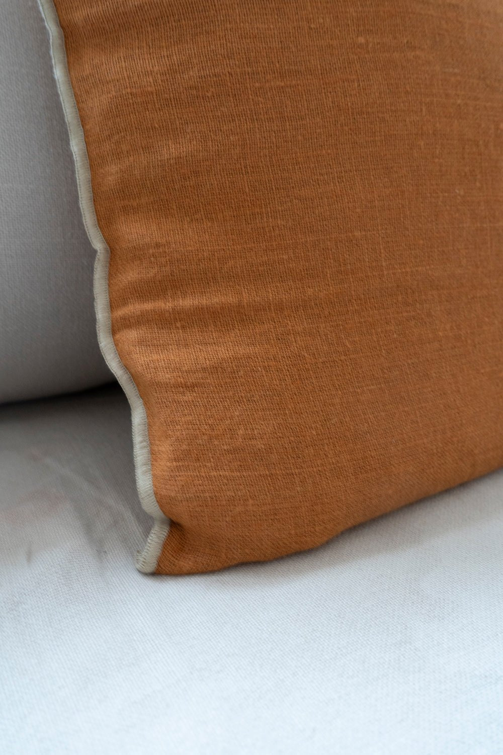 Cojín De Lino Teja Con Borde En Color Beige Cuadrado - Cristina Oria