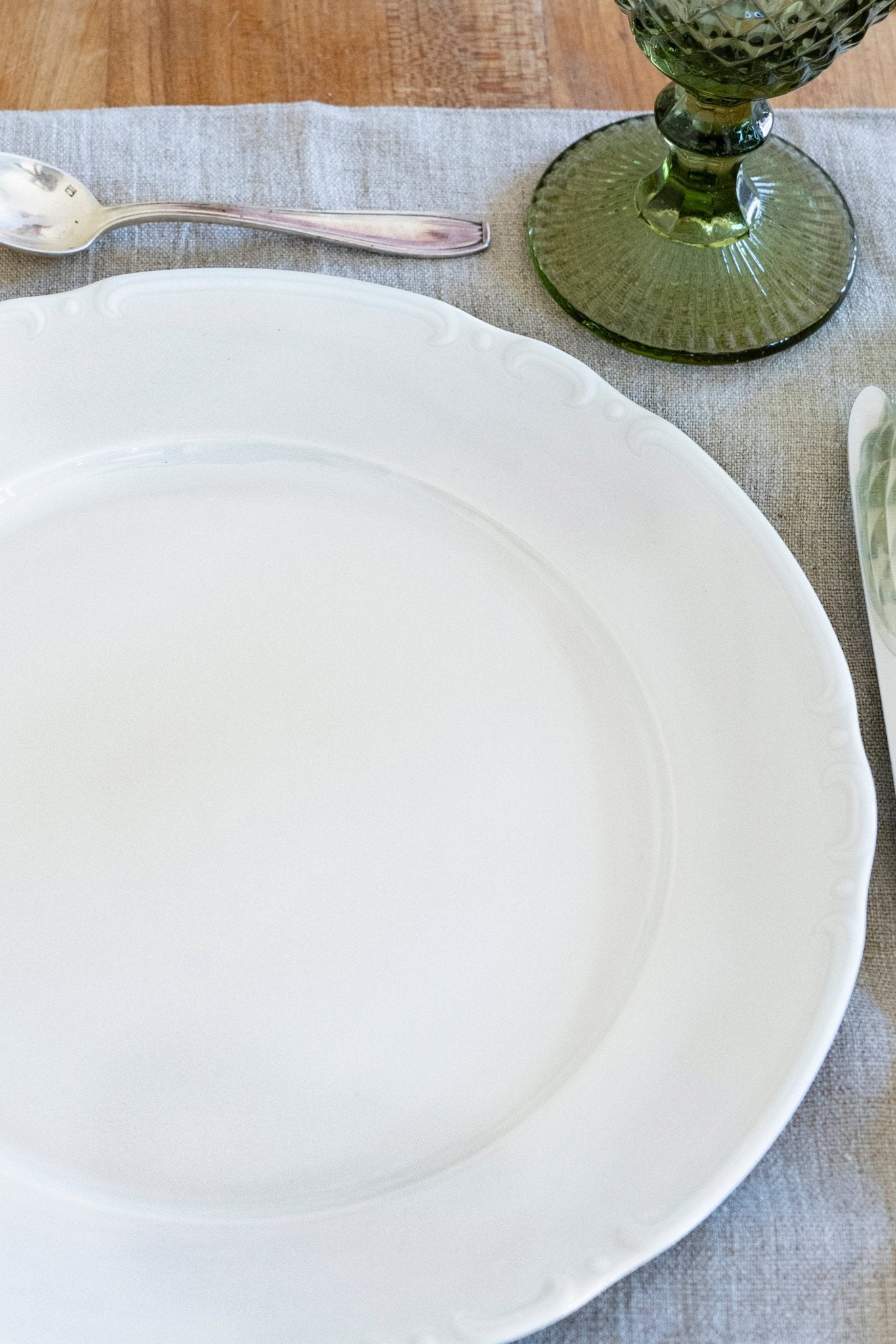 Plato Hondo Blanco Con Relieve Co - Cristina Oria