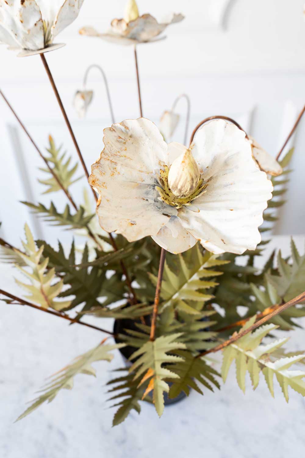Maceta Con Amapolas Blancas De Metal - Cristina Oria