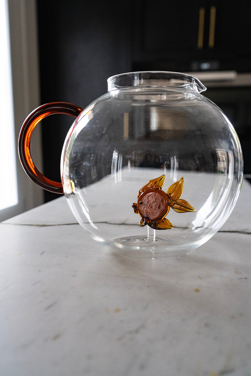 jarra globo de vidrio soplado con figura pez cristina oria