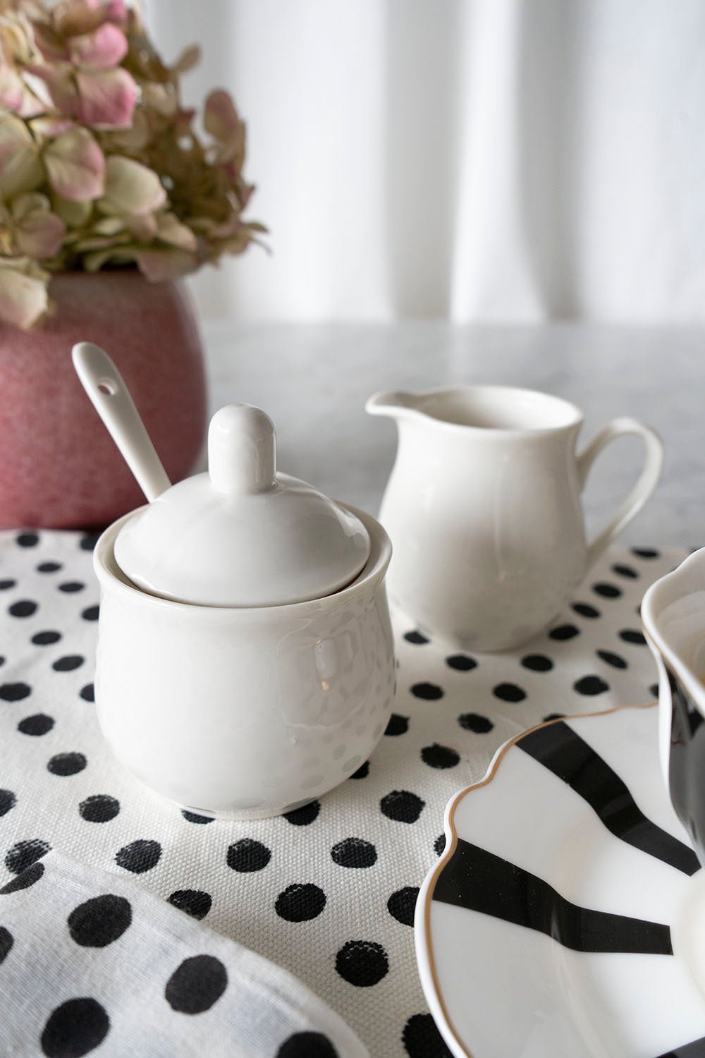 Set aus Zuckerdose und Milchkännchen aus weißer Keramik – Cristina Oria