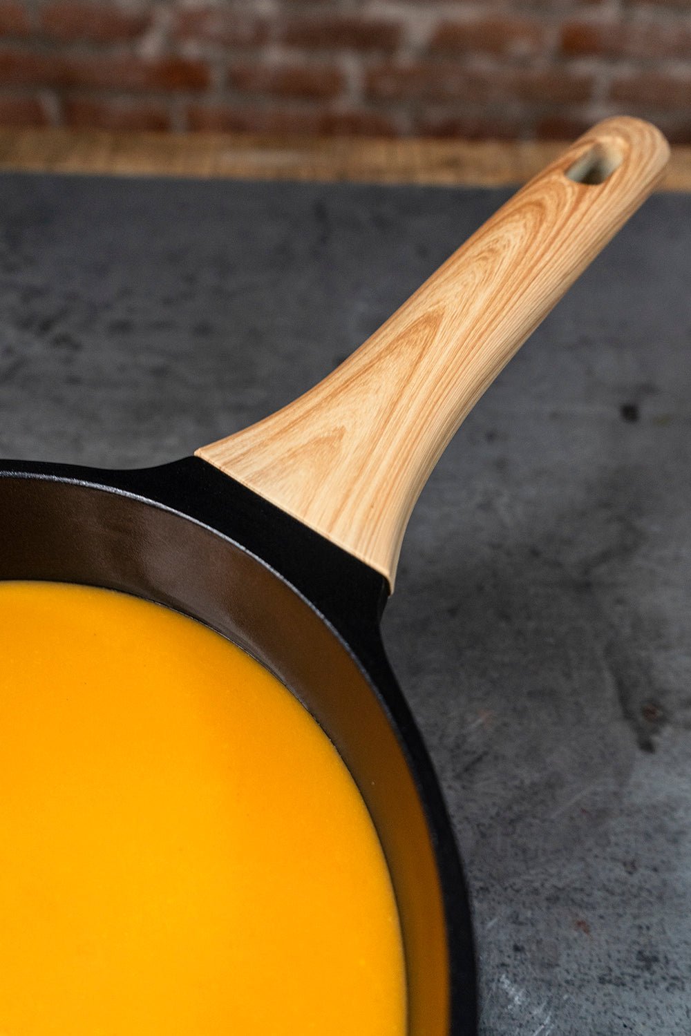 Cacerola Negra Con Mango De Madera - Cristina Oria