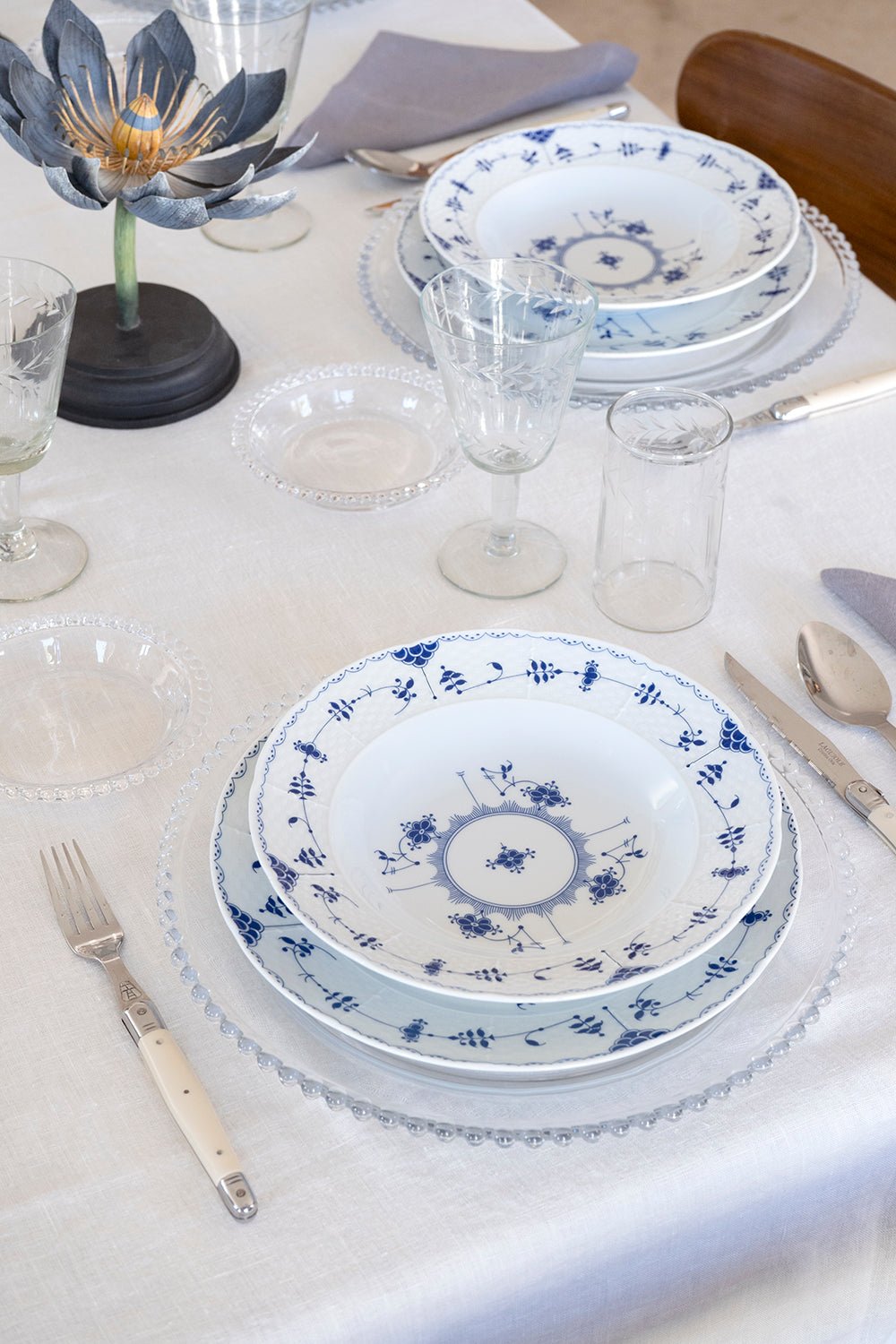 Plato Hondo Crisantemos Azules Co - Cristina Oria