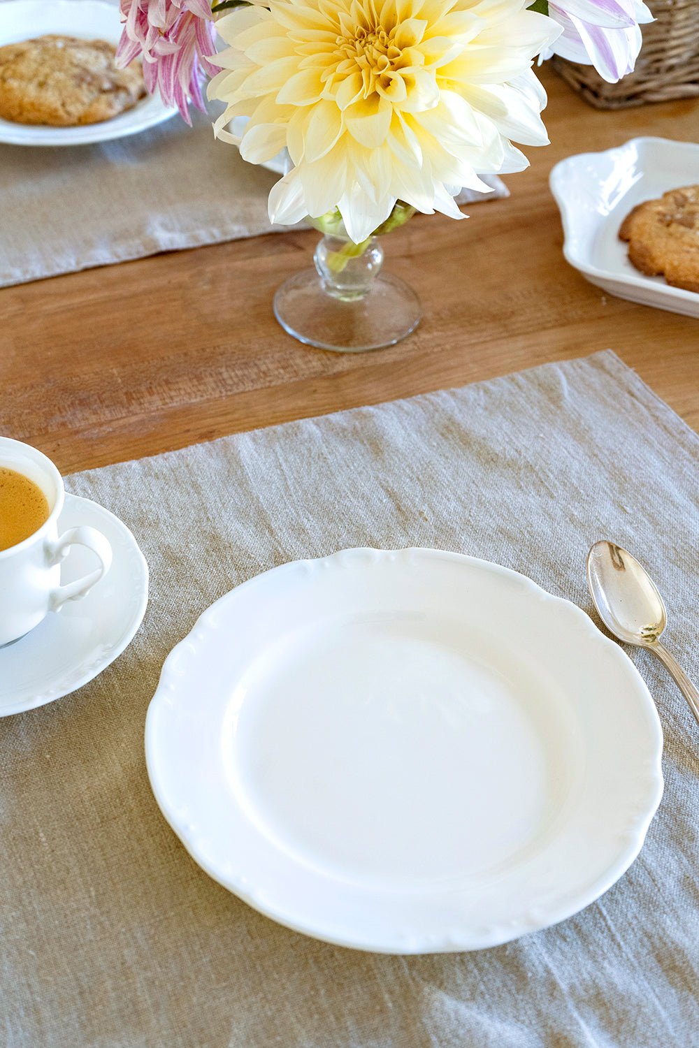 Plato De Postre Blanco Con Relieve Co - Cristina Oria