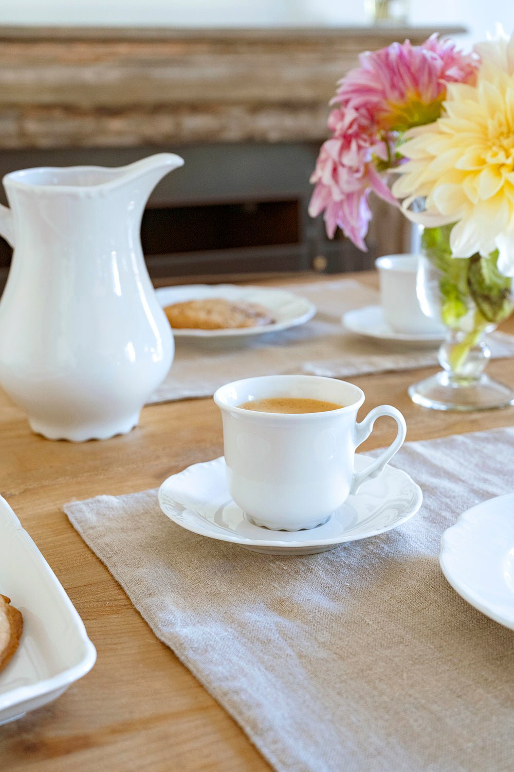 Taza Y Plato Blancos Con Relieve Co - Cristina Oria