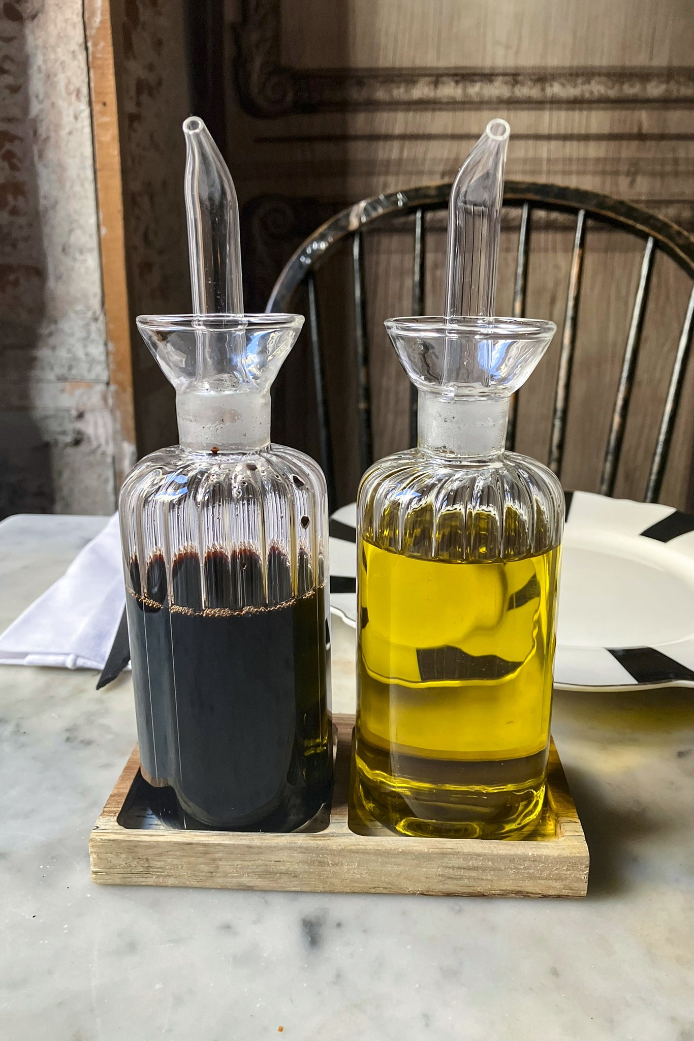 aceitera y vinagrera con base de madera cristina oria