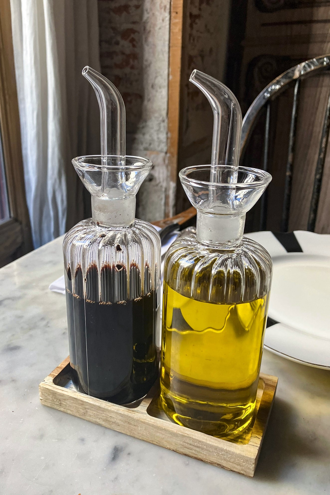 aceitera y vinagrera con base de madera detalle cristina oria